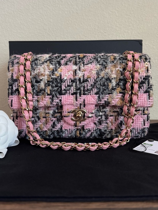 CHANEL Handbags - NEW CHANEL 2024 Houndstooth Tweed Medium Flap Bag